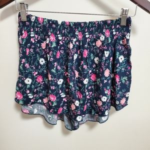 Hollister | NWT Navy Floral Flowy Smocked Shorts M
